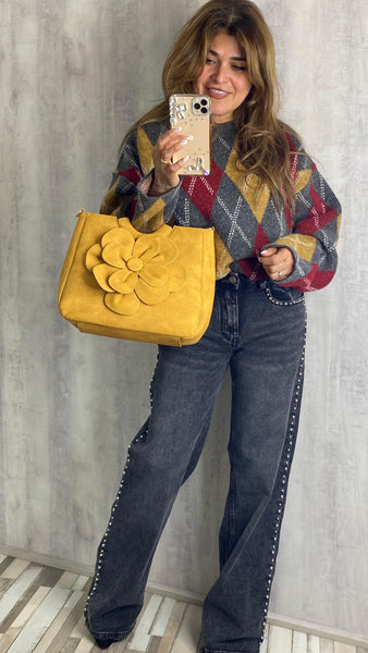 Bolso amarillo de antelina con asa de madera y detalle de flor