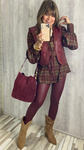 Chaleco granate de polipiel con tachas