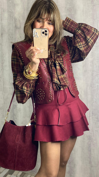 Chaleco granate de polipiel con tachas