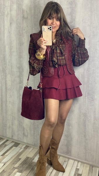 Chaleco granate de polipiel con tachas