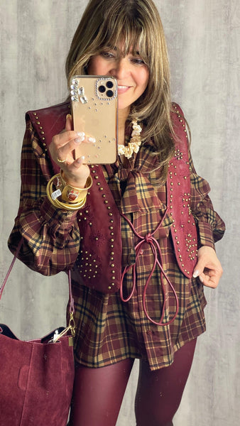 Chaleco granate de polipiel con tachas