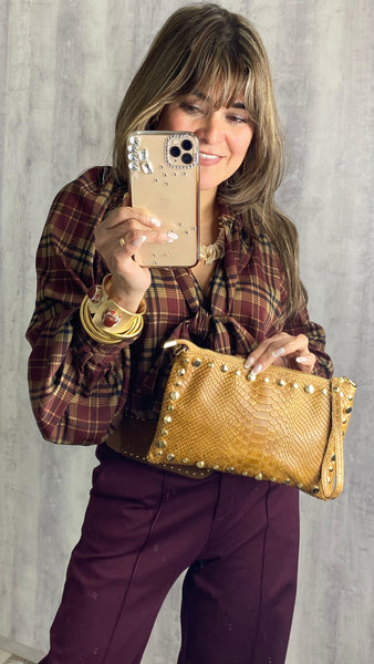 Bolso camel de piel con tachas