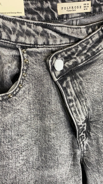Pantalón vaquero corte recto gris lavado abotonadura asimétrica