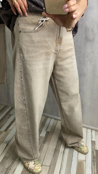Pantalón vaquero corte balloon con pedrería de sstras