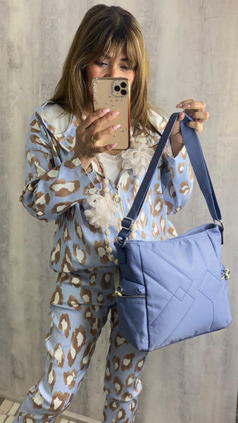 Bolso bandolera de nailon en color azul claro
