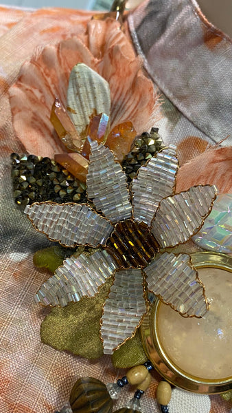 Collar flores bordado con pedrería