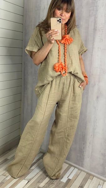 Blusa de lino beige efecto dorado con detalles de vainica en cuello y mangas