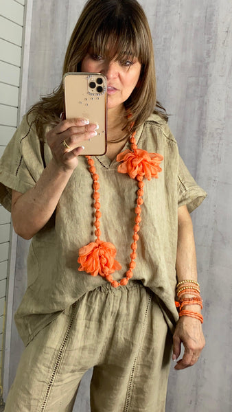 Blusa de lino beige efecto dorado con detalles de vainica en cuello y mangas