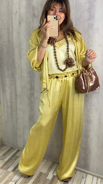 Conjunto satinado amarillo de chaqueta bomber y pantalón