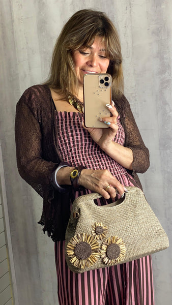 Bolso de rafia beige oscuro con detalles de flores