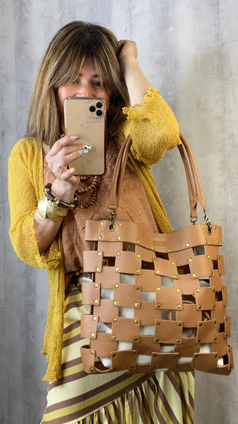 Bolso camel de polipiel con tachas
