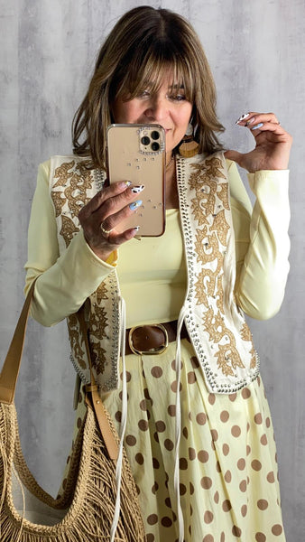 Chaleco blanco roto bordado en camel con detalles de tachas