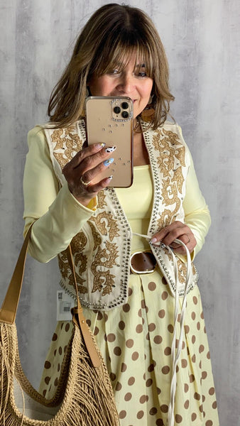 Chaleco blanco roto bordado en camel con detalles de tachas
