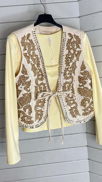 Chaleco blanco roto bordado en camel con detalles de tachas