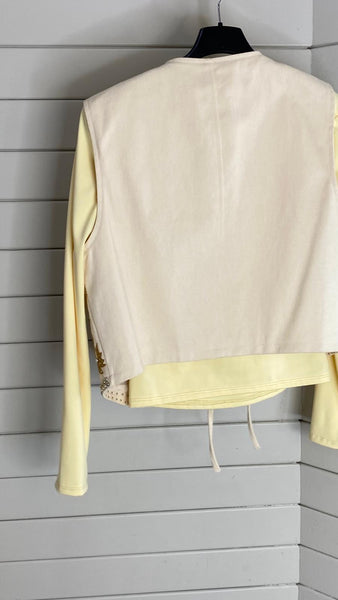 Chaleco blanco roto bordado en camel con detalles de tachas