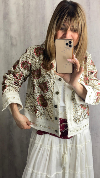 Chaqueta vaquera de algodón bordada en lentejuelas doradas y rojas