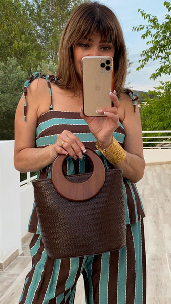 Bolso marrón de polipiel con asa de madera