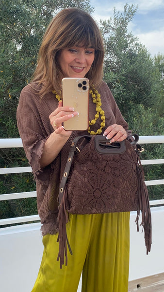 Bolso de croché con flecos combinado en polipiel color marrón chocolate