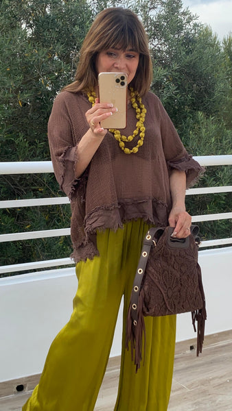 Bolso de croché con flecos combinado en polipiel color marrón chocolate