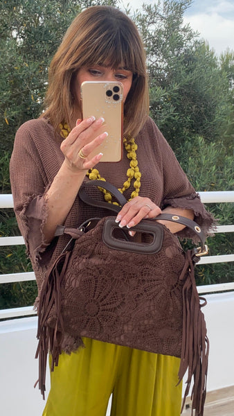 Bolso de croché con flecos combinado en polipiel color marrón chocolate