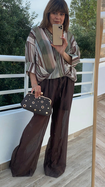 Bolso pequeño de rafia marrón y dorado