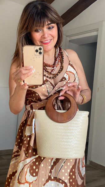 Bolso beige de polipiel con asa redonda de madera y asa larga