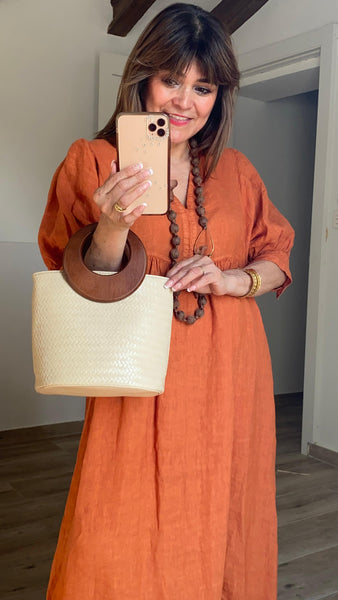 Bolso beige de polipiel con asa redonda de madera y asa larga