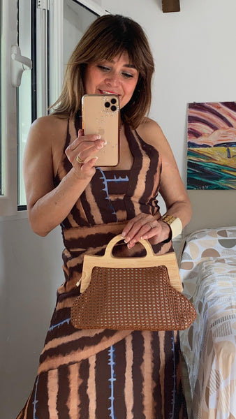 Bolso pequeño camel de polipiel con asa de madera