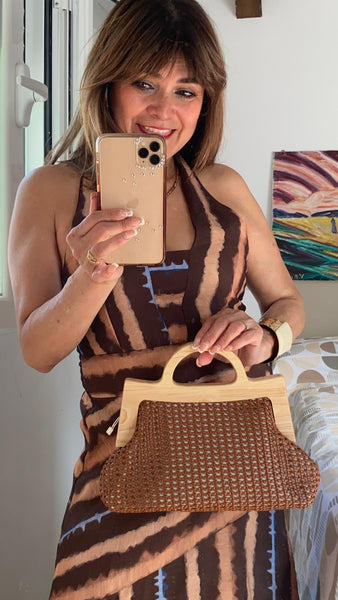 Bolso pequeño camel de polipiel con asa de madera