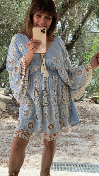Vestido corto troquelado de algodón