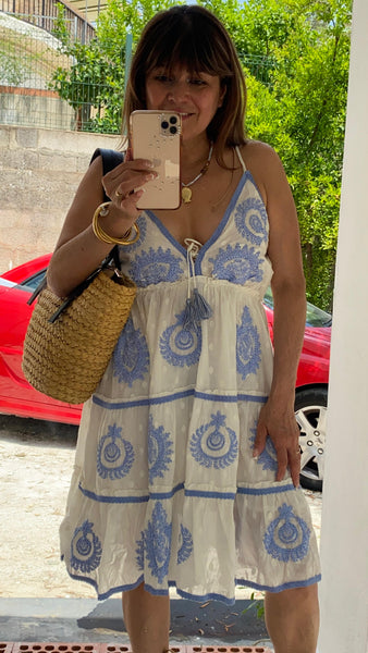 Vestido de algodón blanco bordado en tonos azules