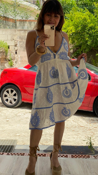 Vestido de algodón blanco bordado en tonos azules