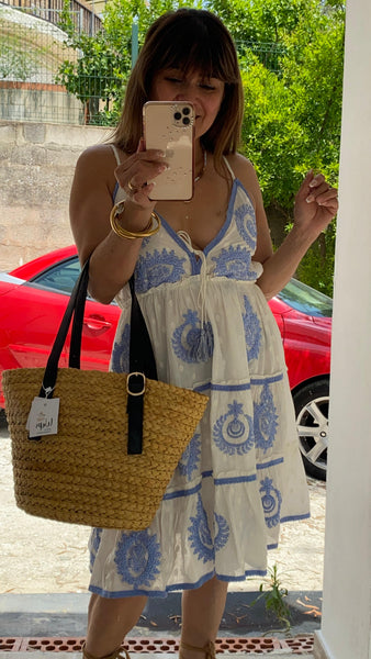 Vestido de algodón blanco bordado en tonos azules