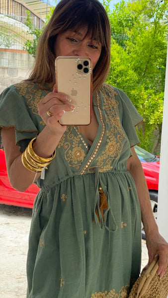 Vestido verde agua con bordados dorados escote cruzado y goma en cintura