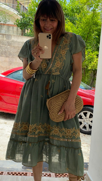 Vestido verde agua con bordados dorados escote cruzado y goma en cintura