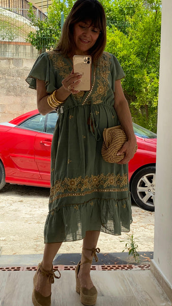 Vestido verde agua con bordados dorados escote cruzado y goma en cintura