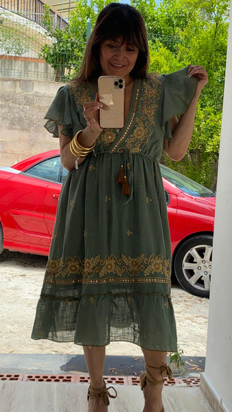 Vestido verde agua con bordados dorados escote cruzado y goma en cintura