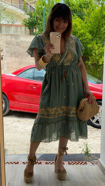 Vestido verde agua con bordados dorados escote cruzado y goma en cintura