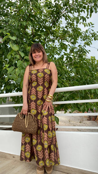 Vestido estampado fondo marrón y pistacho con tirante