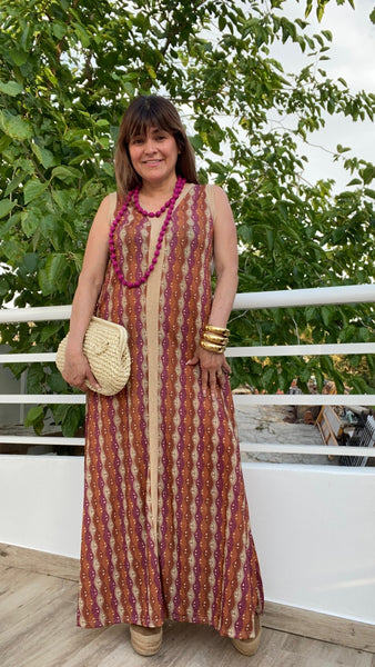 Vestido largo de punto elástico en tonos fucsias y dorados