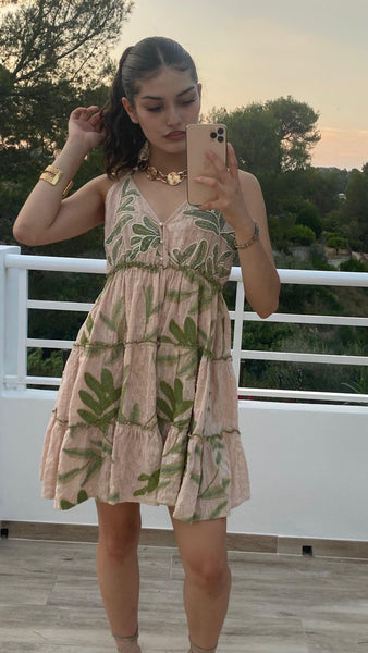 Vestido beige de algodón bordado con pedrería en verde