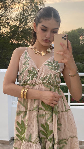 Vestido beige de algodón bordado con pedrería en verde