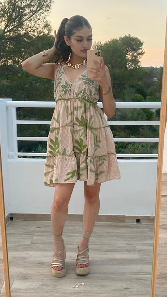 Vestido beige de algodón bordado con pedrería en verde