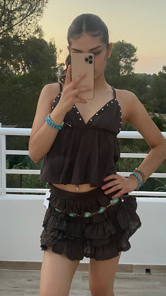Top de algodón con tachas y tirantes