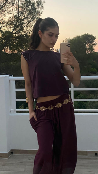 Camiseta berenjena de algodón con tachas en hombros