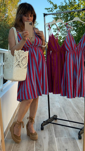 Vestido corto a rayas en rojo y azul
