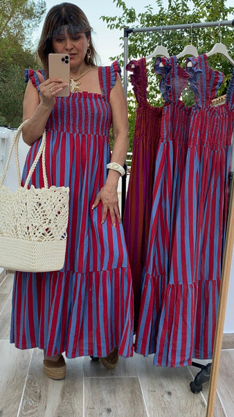 Vestido a rayas en azul y rojo lleva nido de abeja
