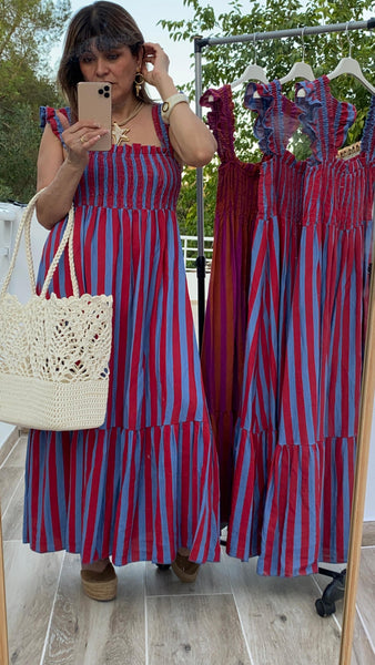 Vestido a rayas en azul y rojo lleva nido de abeja