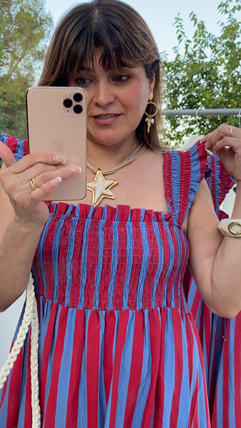 Vestido a rayas en azul y rojo lleva nido de abeja