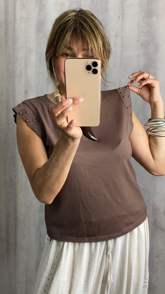 Pantalón bombacho beige con tachas en los laterales